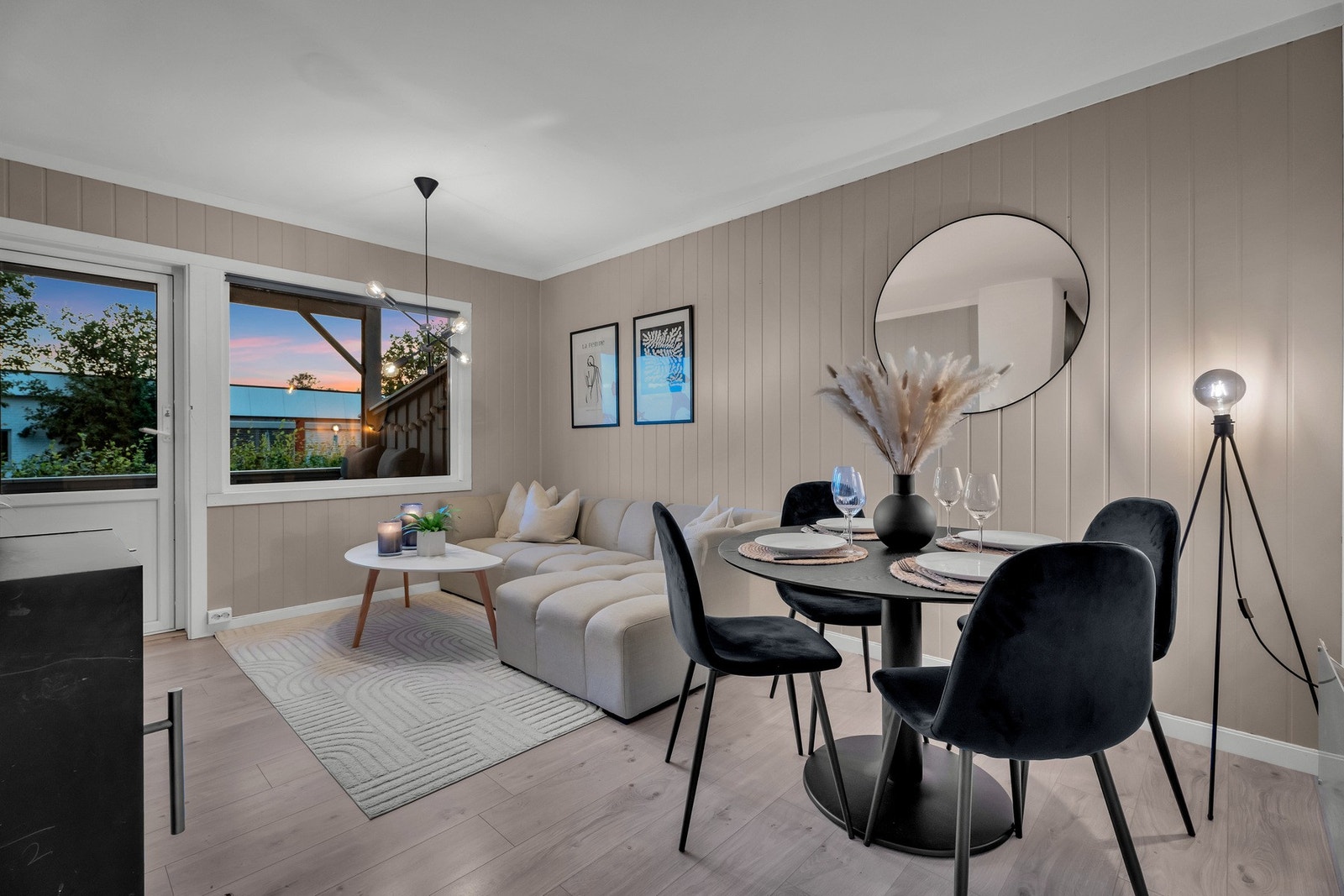 Lys og innbydende stue med god takhøyde og oppgraderte overflater fra 2022. Galleribilde