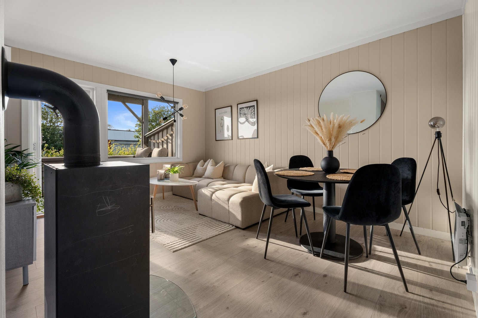 Moderne laminatgulv og MDF-panel gir et helhetlig uttrykk. Galleribilde