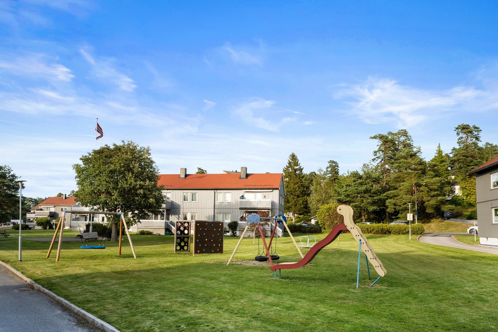 Rett på utsiden av borettslaget finner man trivelig lekeplass. Galleribilde