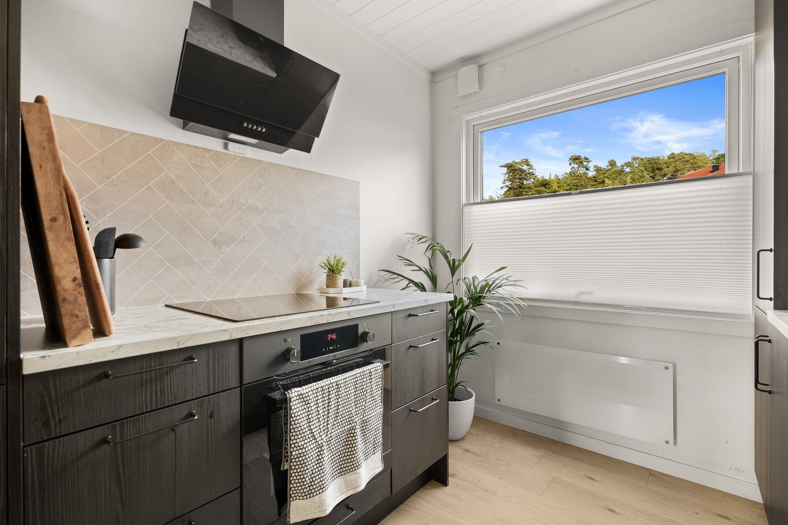 Vindu på kjøkkenet gir godt lysinnslipp og utsyn. Galleribilde