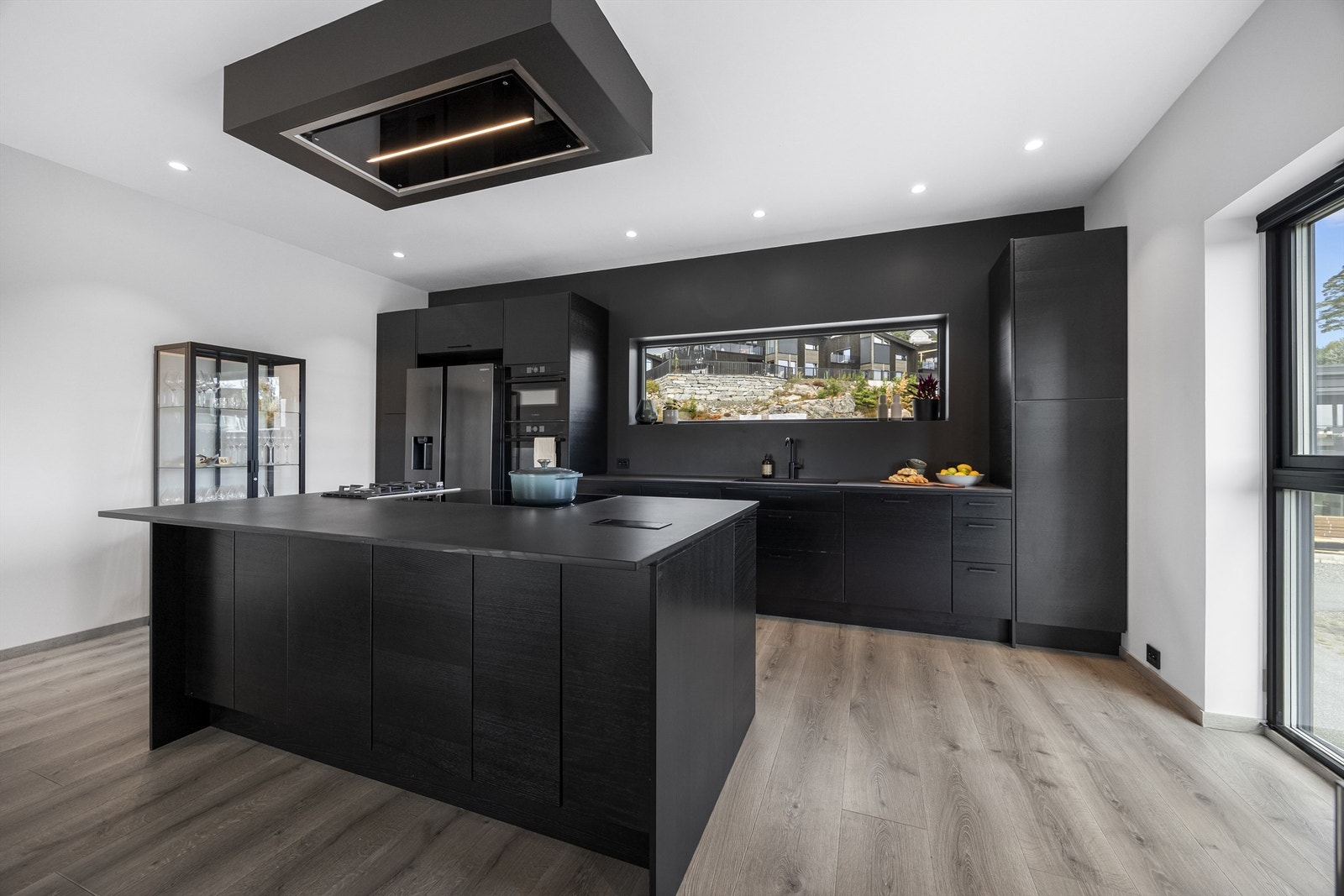 Flott kjøkken fra Epoq med integrerte hvitevarer og ventilator i taket. Galleribilde