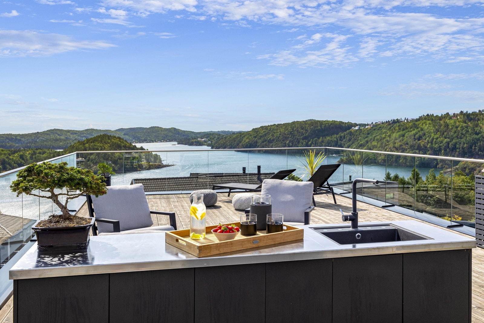 På toppen er det glassrekkverk og utekjøkken tilknyttet både vann og strøm. Galleribilde