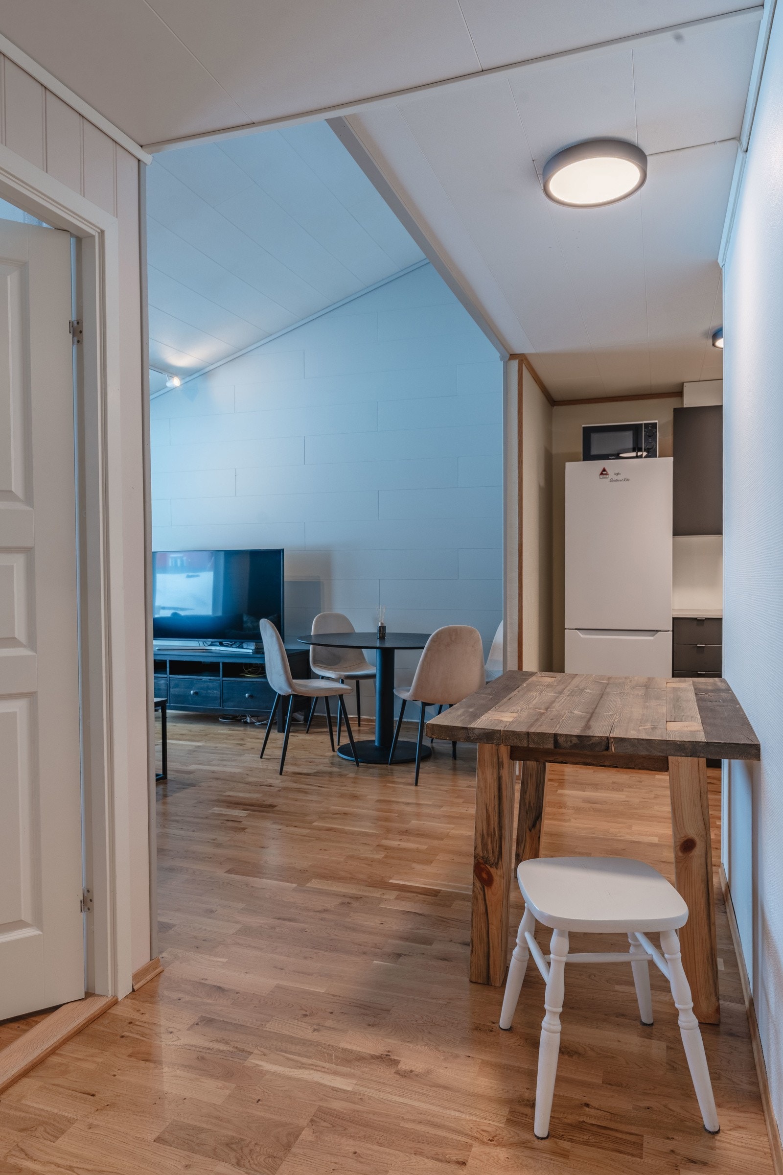 Fra inngangspartiet ledes du videre til stue og kjøkken Galleribilde