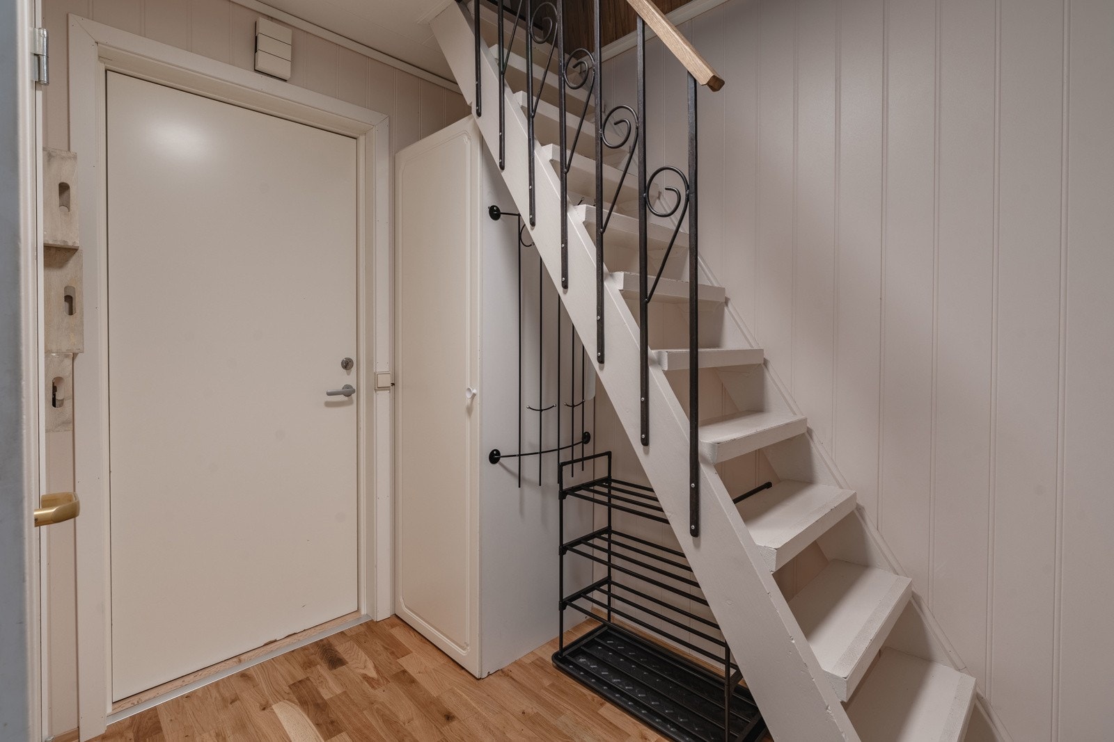 Velkommen inn! Det første som møter deg er dette lyse inngangspartiet hvor du også har adkomst til hems Galleribilde