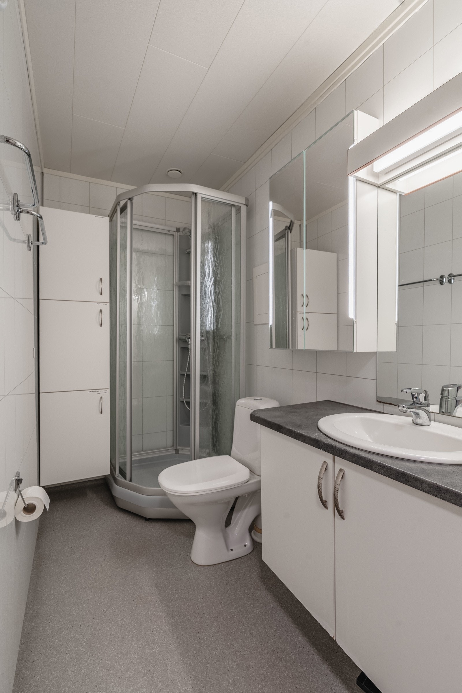 ...og et praktisk og pent bad Galleribilde