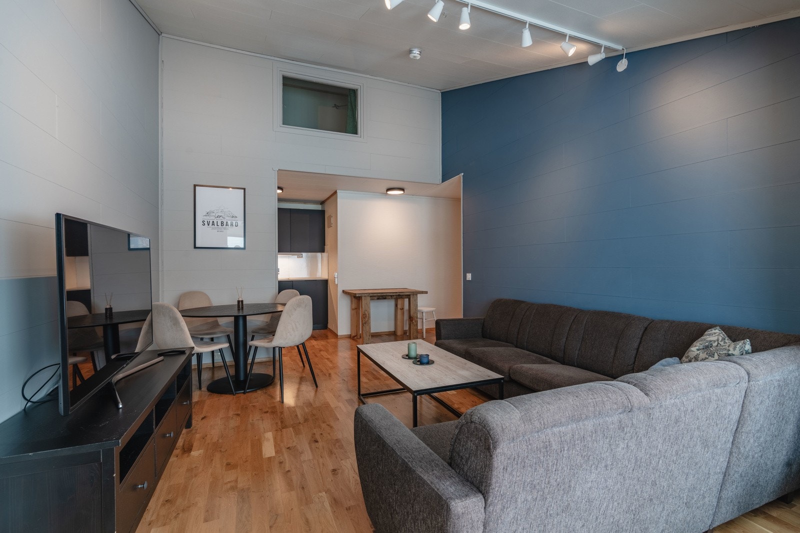 Den gode takhøyden har gitt eier muligheten til å innrede en praktisk hems Galleribilde