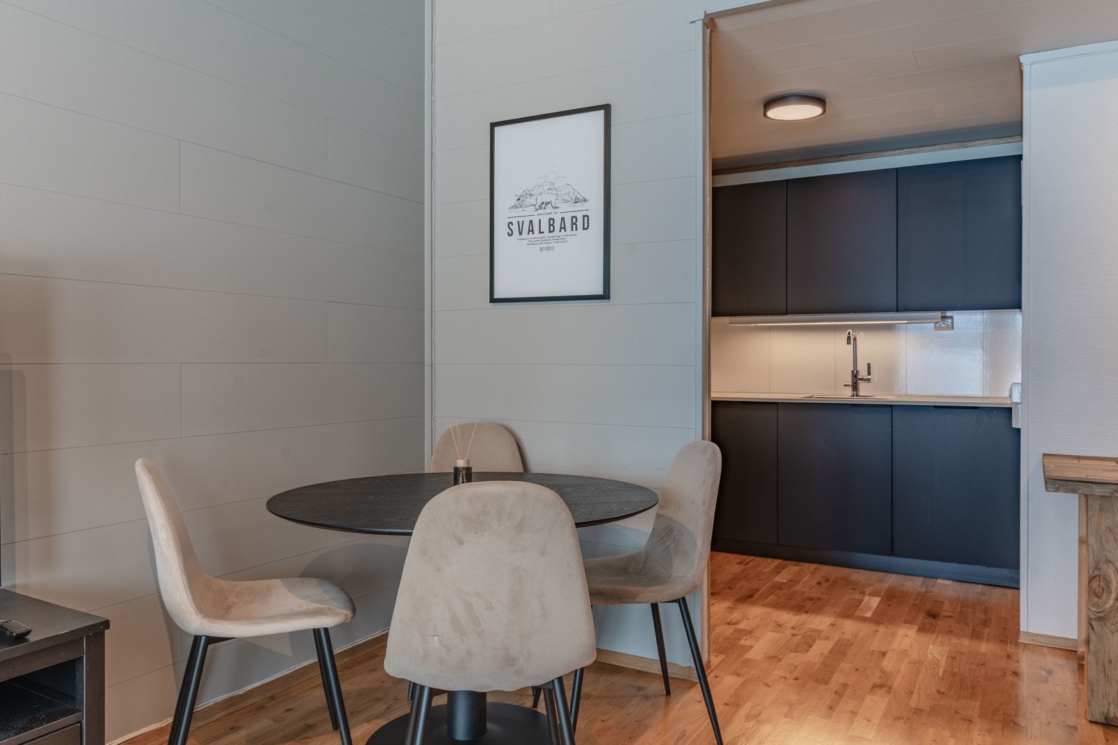 Mellom kjøkkenet og daligstua finner du plass til spisestue Galleribilde