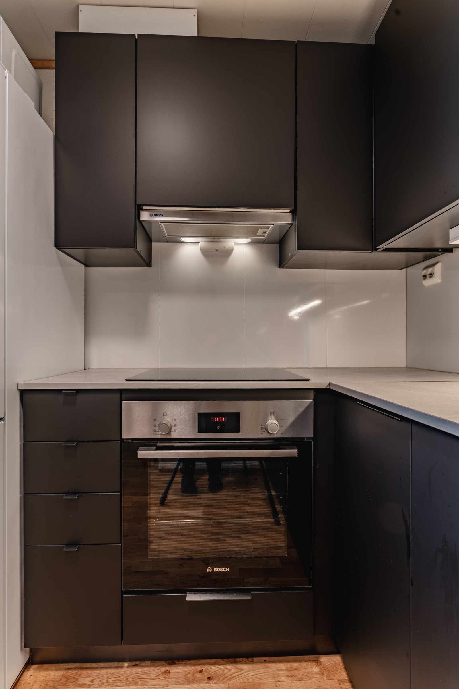 Praktisk kjøkken med integrerte hvitevarer Galleribilde