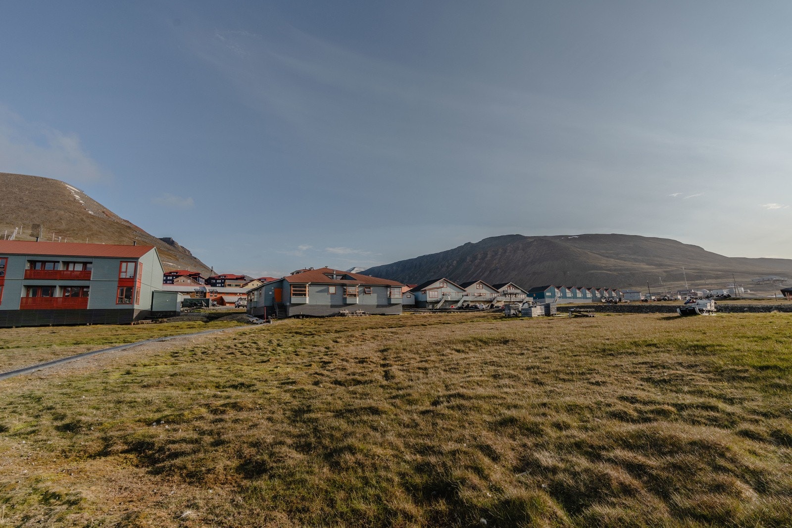 Vei 238 - 21 er plassert i nedre del av Longyearbyen sentrum Galleribilde