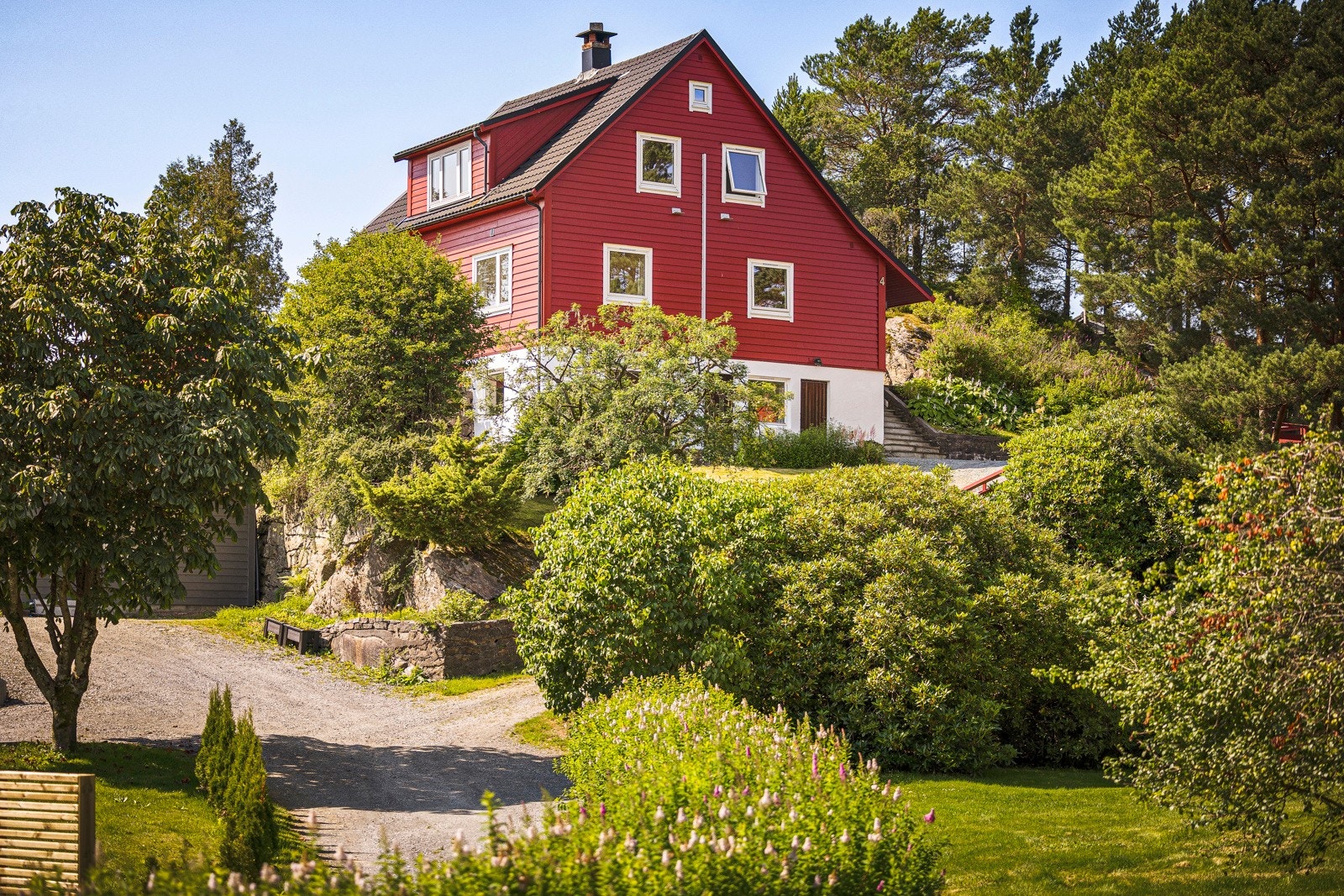 - Den er ellers pent opparbeidet med grøntområder, bærbusker og prydbusker, samt gode leke- og oppholdssoner - Galleribilde