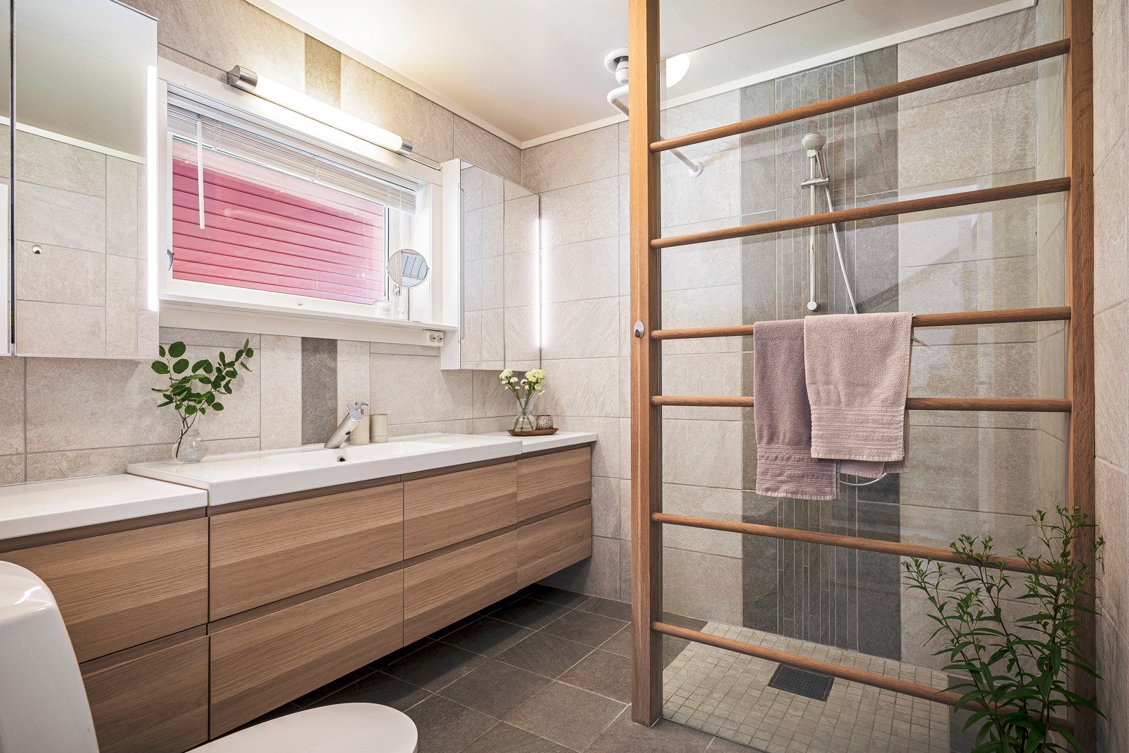 - I samme etasje er det også et oppgradert bad (2014) med gulvvarme, et soverom, entré og gang - Galleribilde