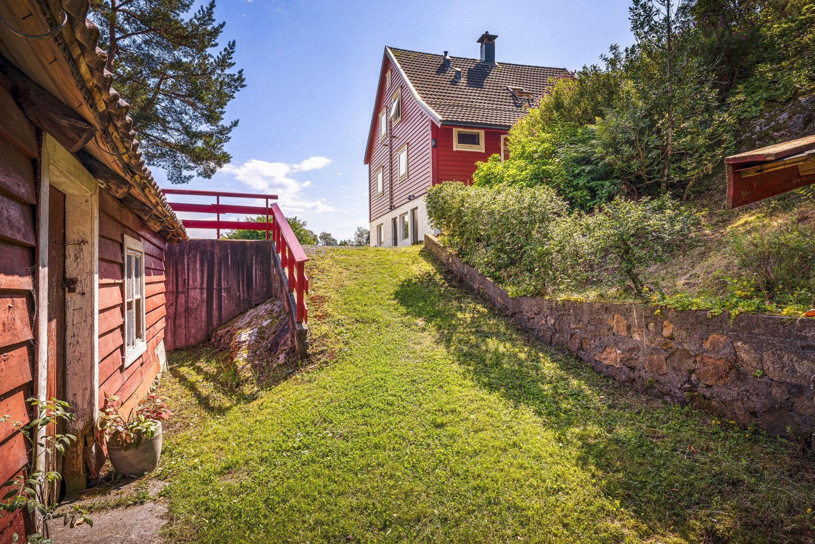 - Uthuset ligger i bakkant av tomten - Galleribilde