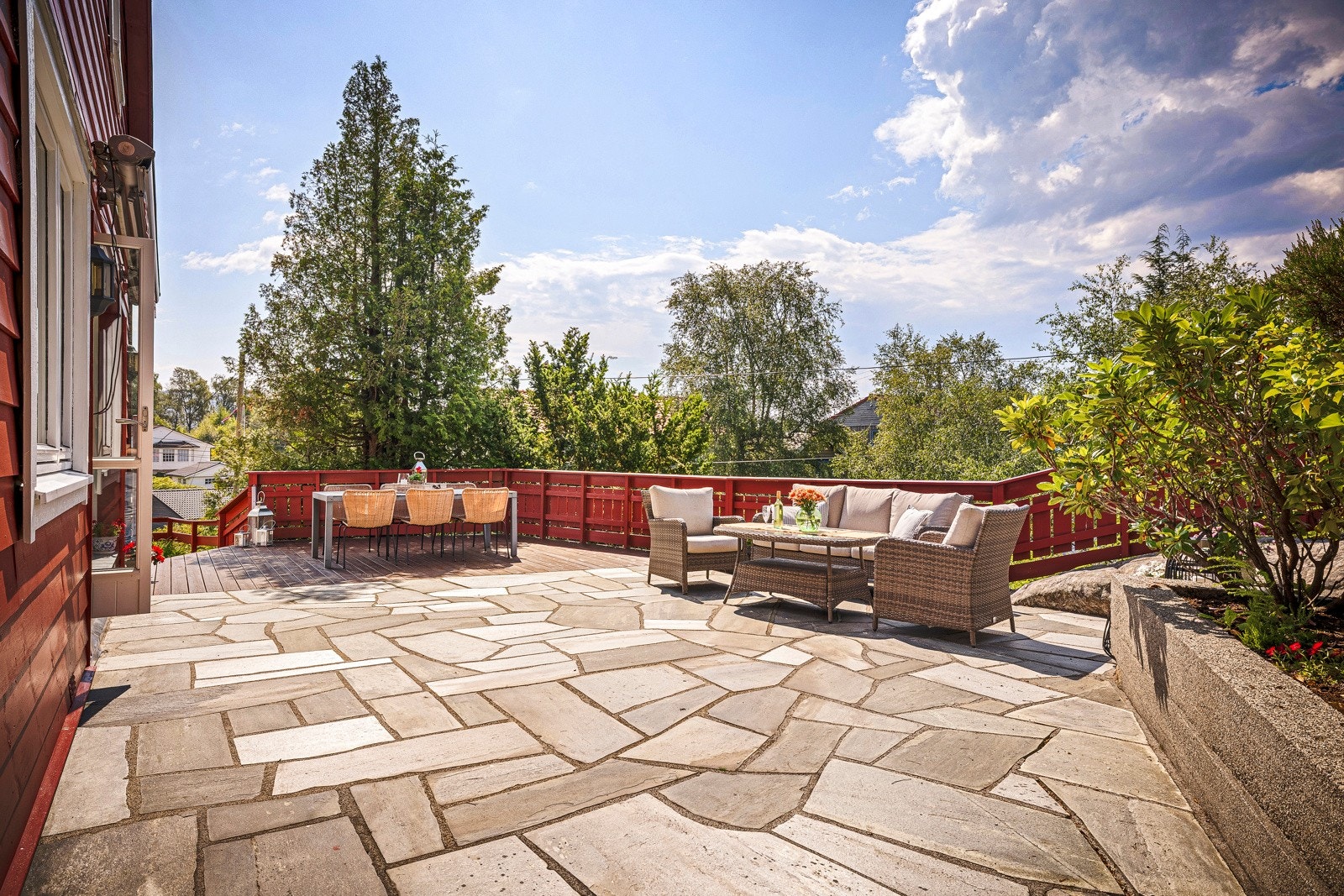 - Her får du en god kombinasjon av sjarm og gode romløsninger, samt en romslig tomt på hele 3 mål - Galleribilde