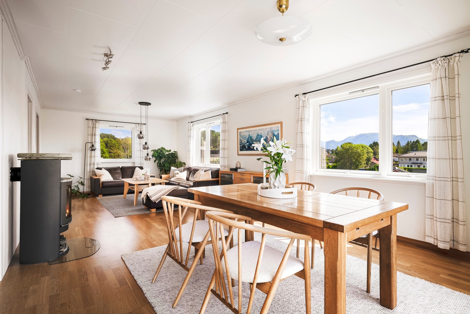 - Boligen har vedfyring både i stuen og loftstuen, mens øvrig oppvarming er elektrisk, inkludert gulvvarme på bad, entré, soverom og stue i 1. etasje - Galleribilde