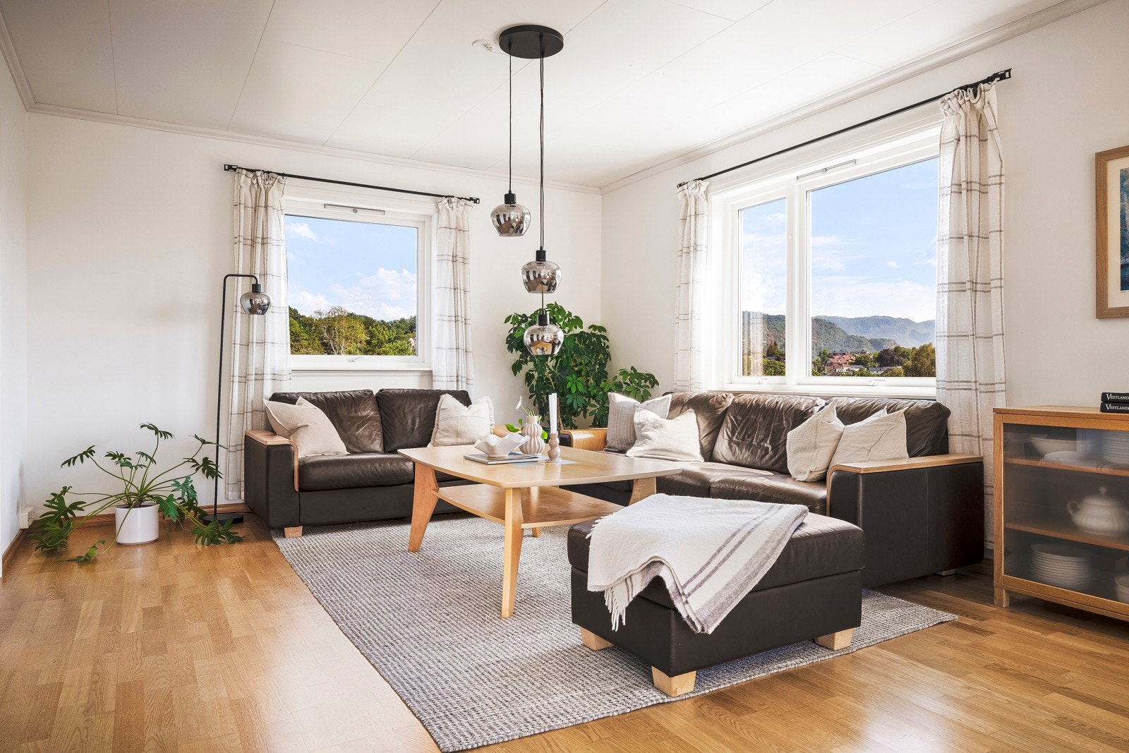 - Huset byr på lyse og romslige oppholdsrom med godt lysinnslipp - Galleribilde