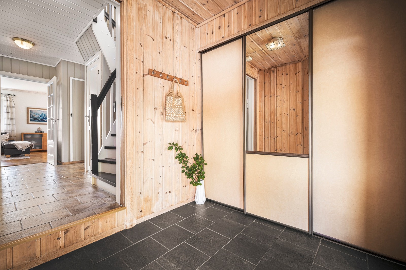 - Her er det stor og praktisk garderobeløsning - Galleribilde