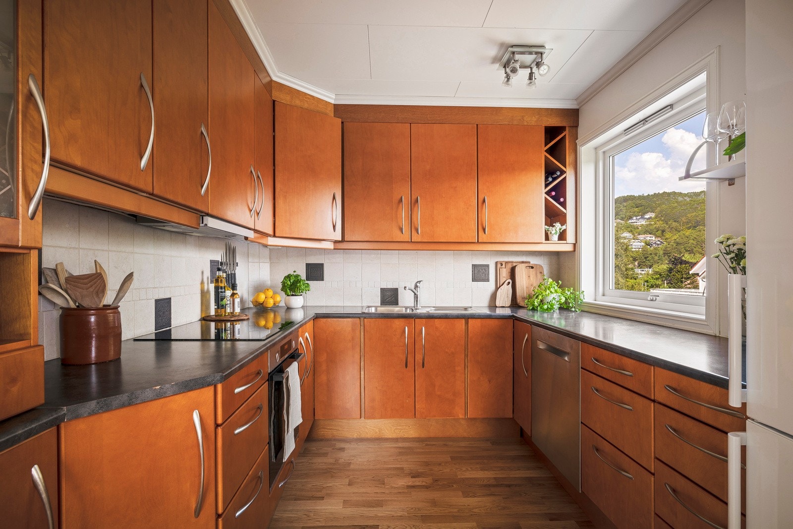 - Kjøkkenet ble oppgradert i 2006 og er praktisk utformet med god benkeplass Galleribilde