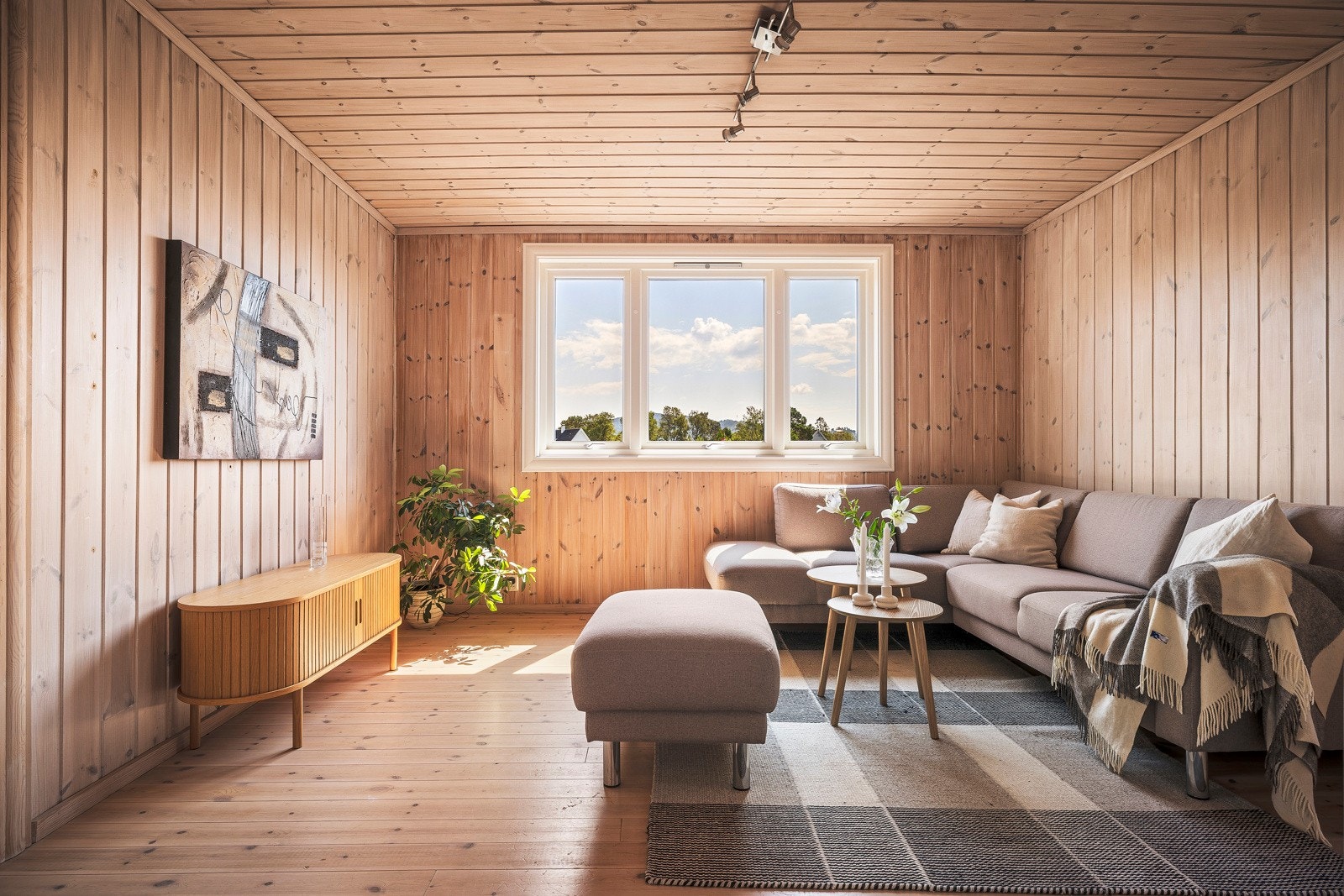 - Loftstuen måler 15,7 kvm og har godt lysinnslipp - Galleribilde