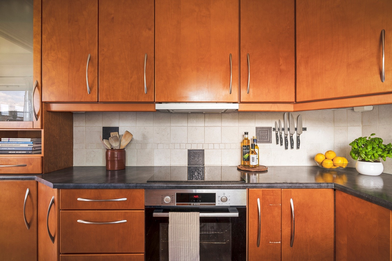 - Det er integrert stekeovn og platetopp, samt frittståande kjøleskap og opplegg for vaskemaskin - Galleribilde