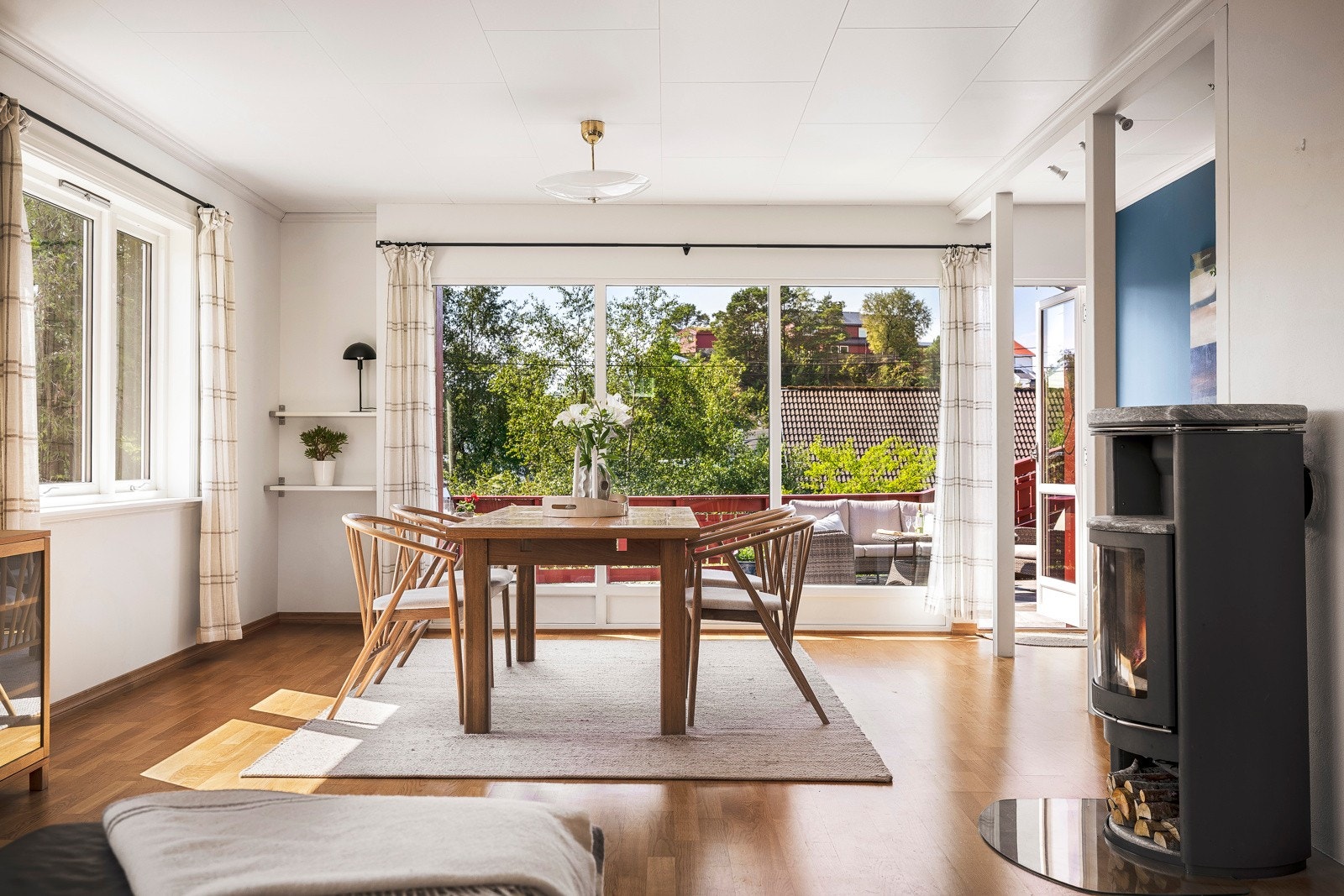 - I hovedetasjen finner du en trivelig stue med vedfyring og utgang til en stor, pen platting - Galleribilde