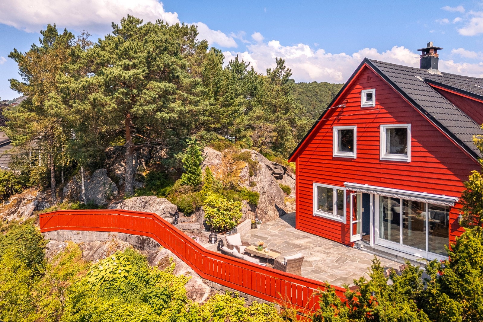 - Tomten har pene innslag av berg - Galleribilde