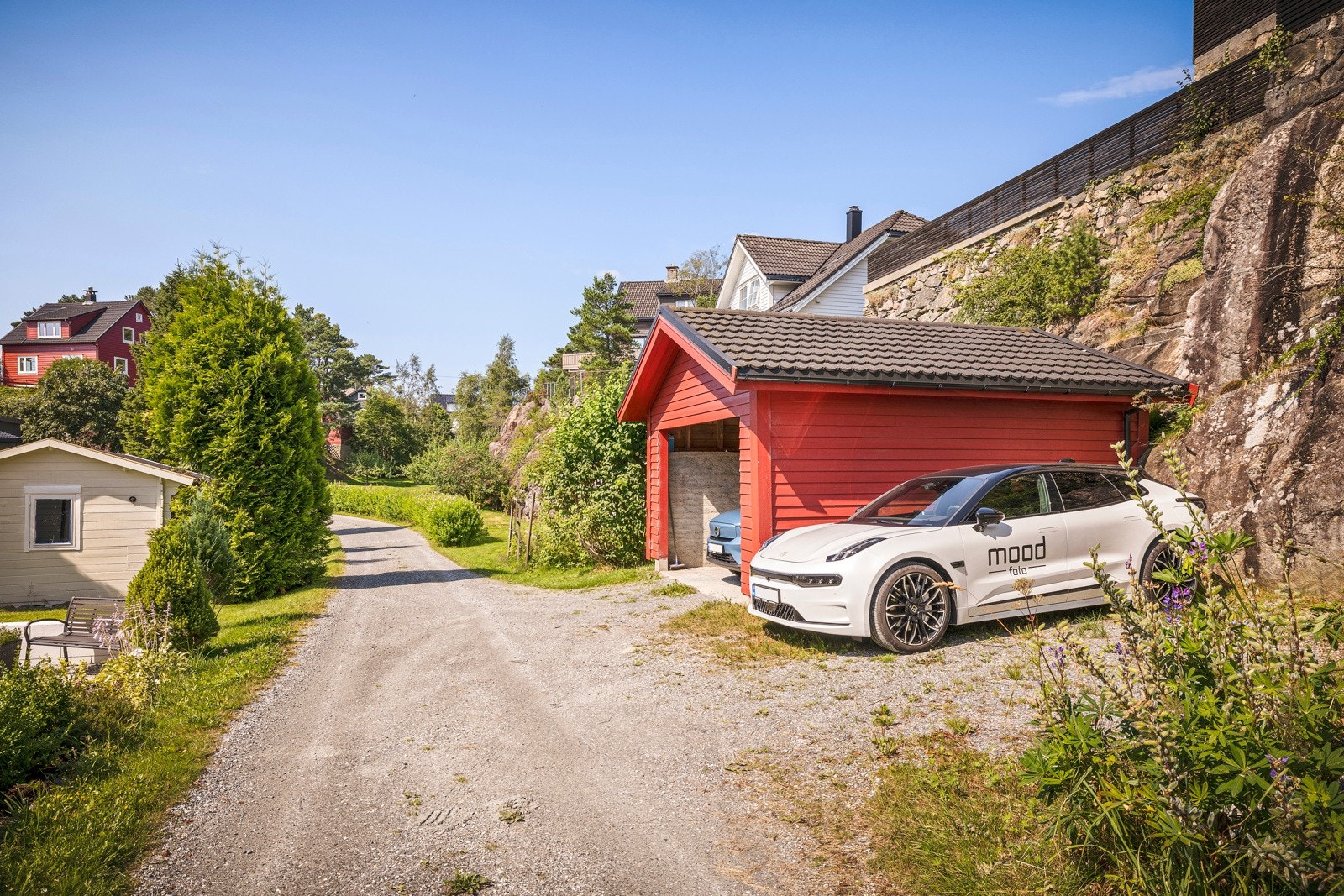 - Parkering i carport og på oppstillingsplass ved bolig - Galleribilde
