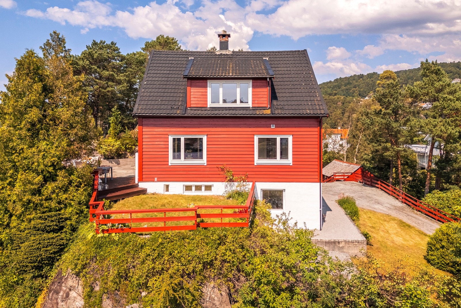 - Boligen er jevnlig oppgradert innvendig og utvendig - Galleribilde