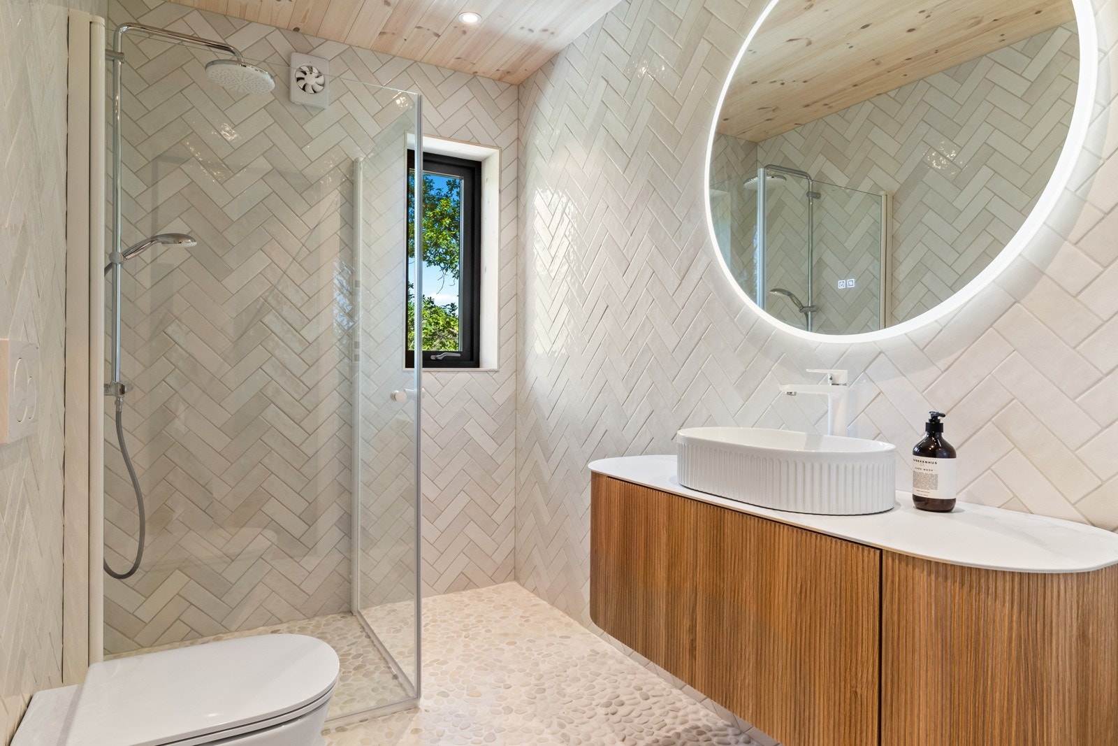 Badet er delikat med flotte fliser og innredning Galleribilde