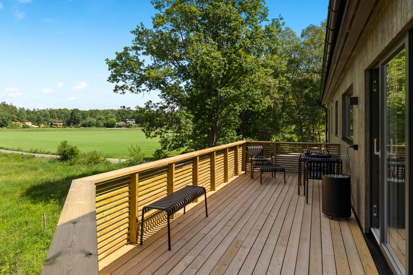 Det er terrasse rundt deler av hytta Galleribilde