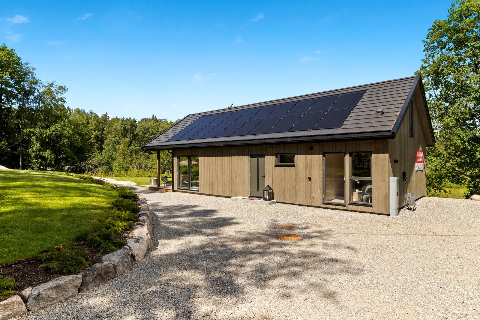 Stor gårdsplass med plass til mange biler Galleribilde