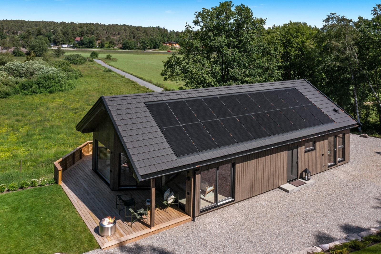 På taket er det solcellepanel som dekker det meste av strømkostnader Galleribilde
