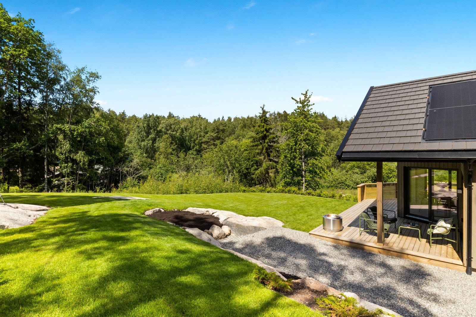 Flott opparbeidet hage med plen, berg og hekk Galleribilde