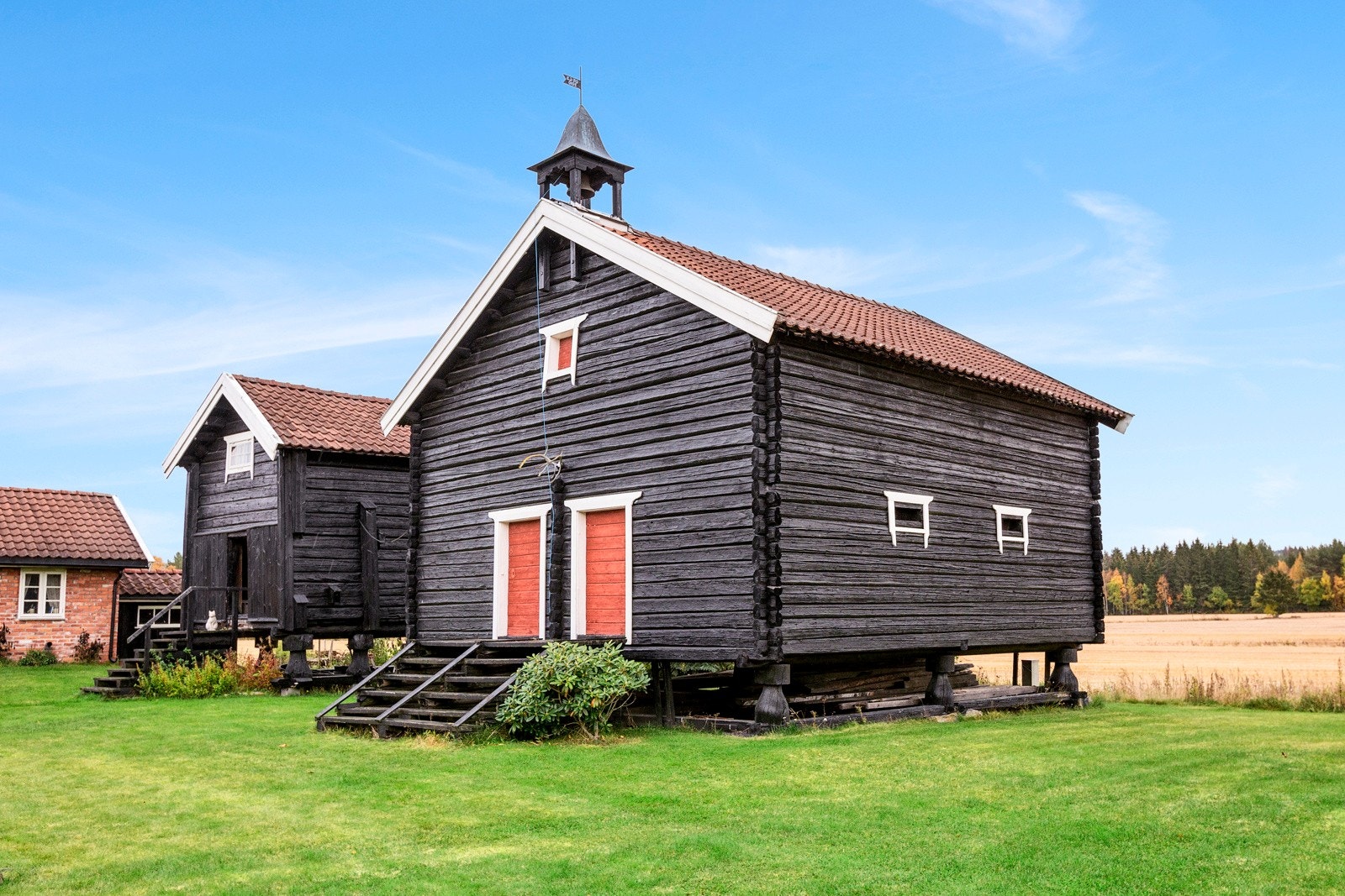 Det er 2 stabbur på gården Galleribilde