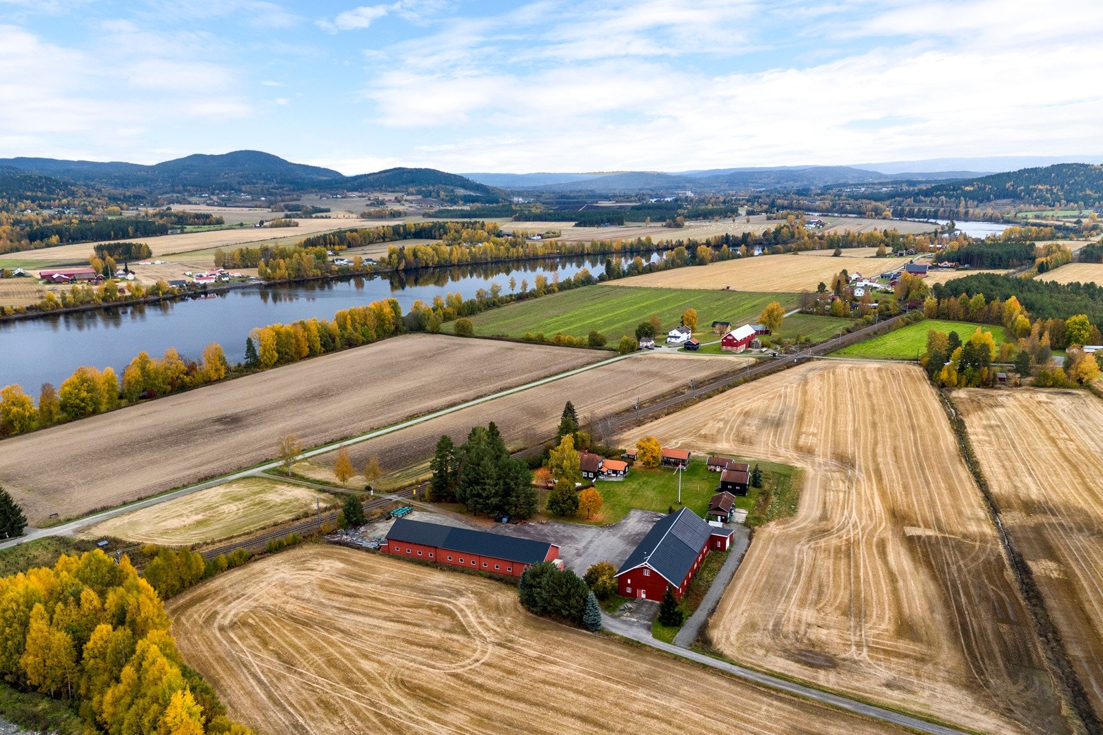 Søndre Disen med 671 daa. fulldyrka og 1.129 daa produktiv skog Galleribilde