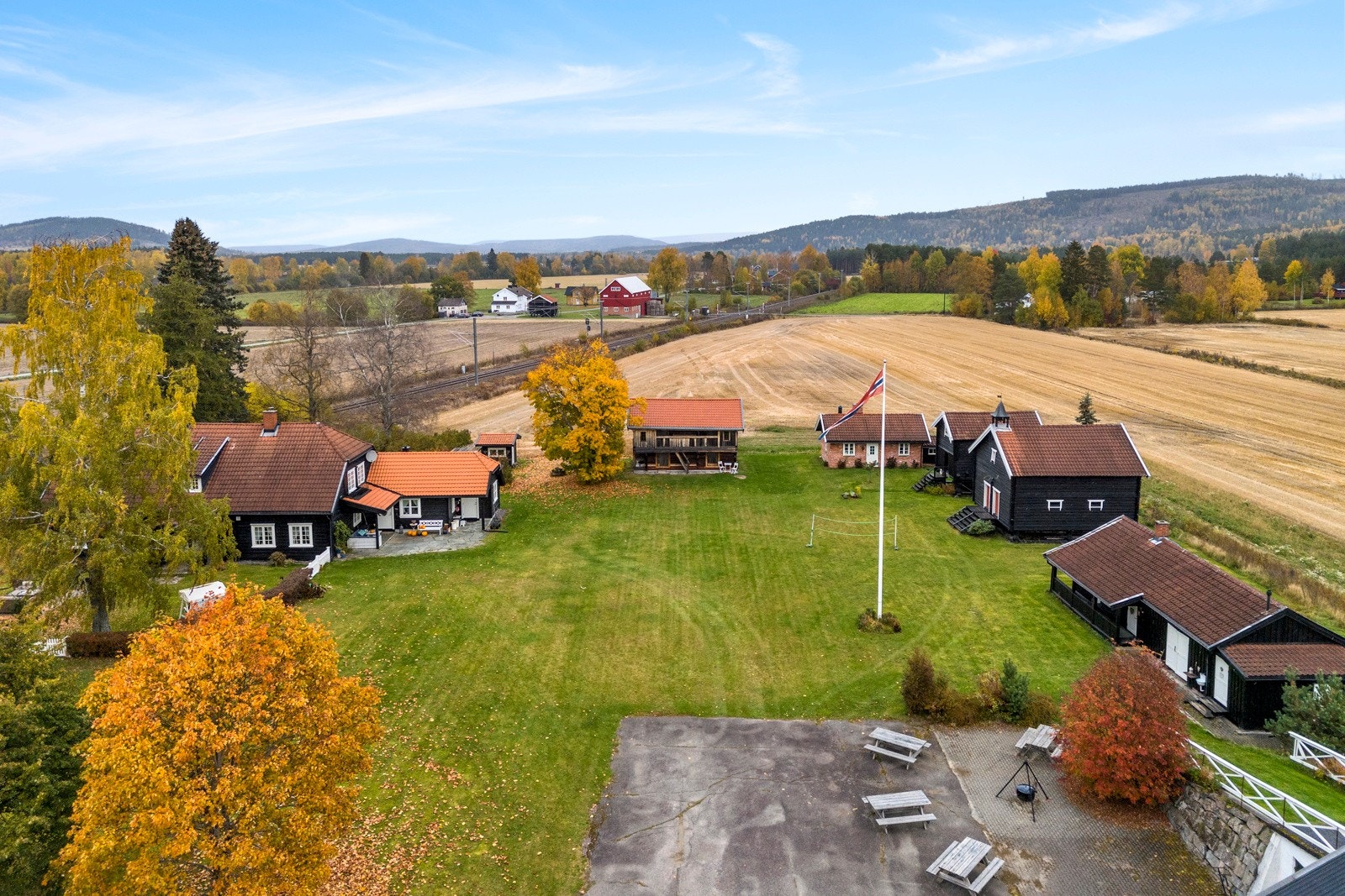 Gårdstunet omkranses av åpne dyrkede arealer og er helt privat Galleribilde