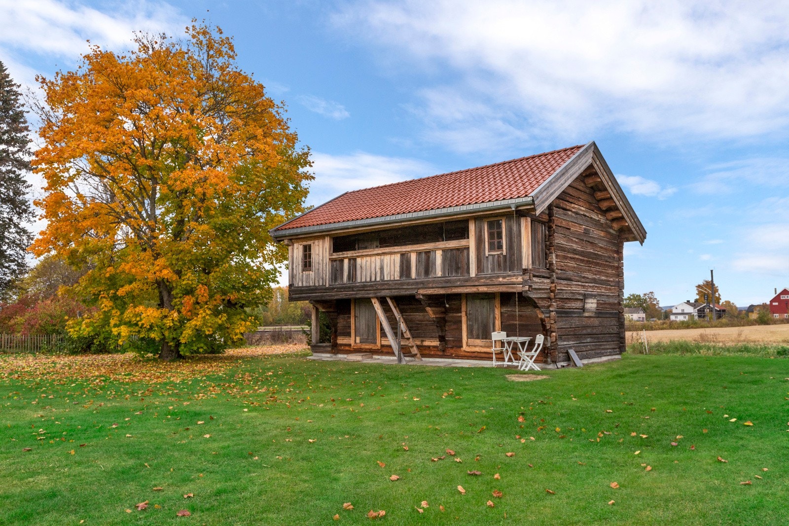 Mettestua - en meget flott bygning som passer godt inn på tunet Galleribilde