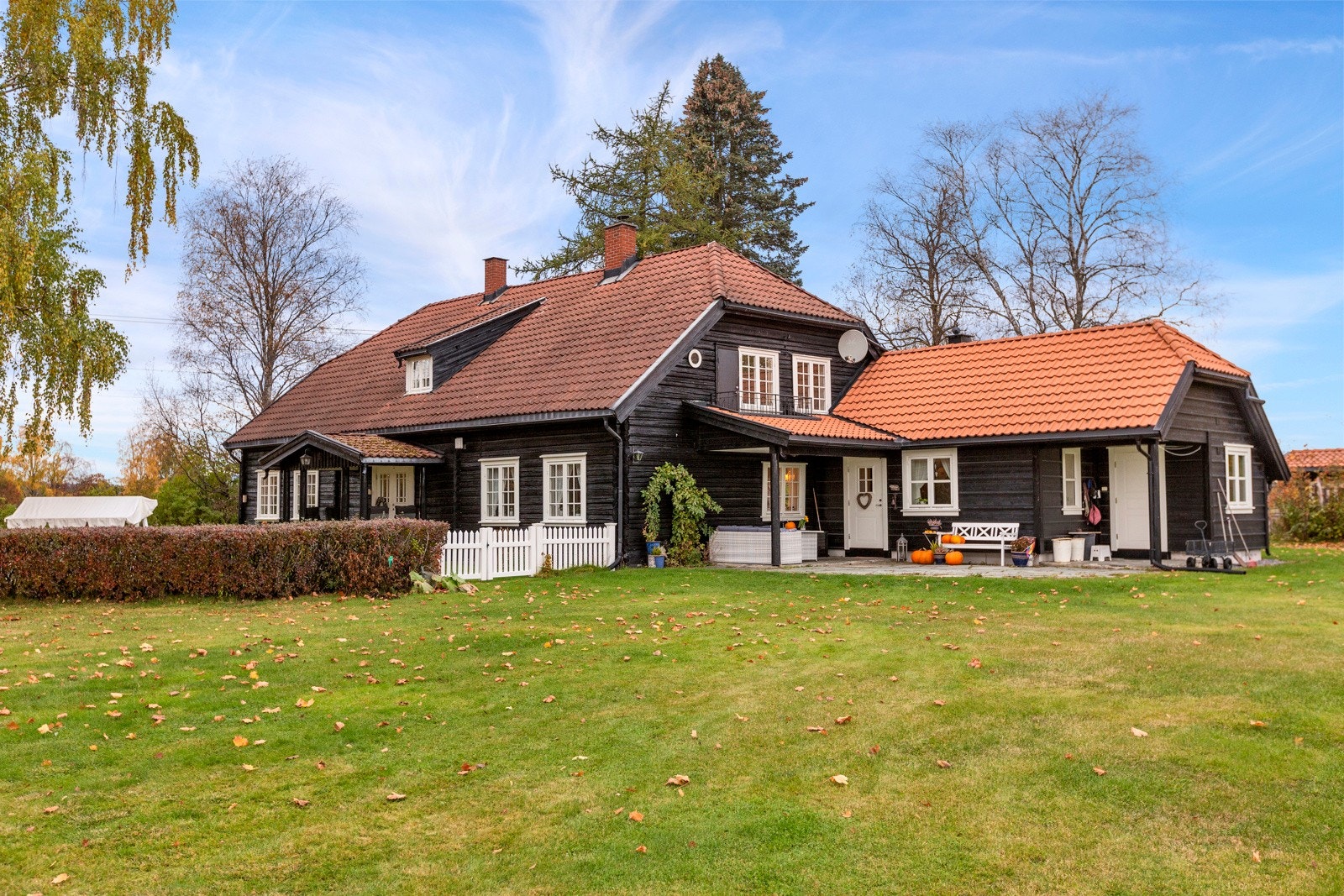 Hovedhuset er stort og innholdsrikt Galleribilde