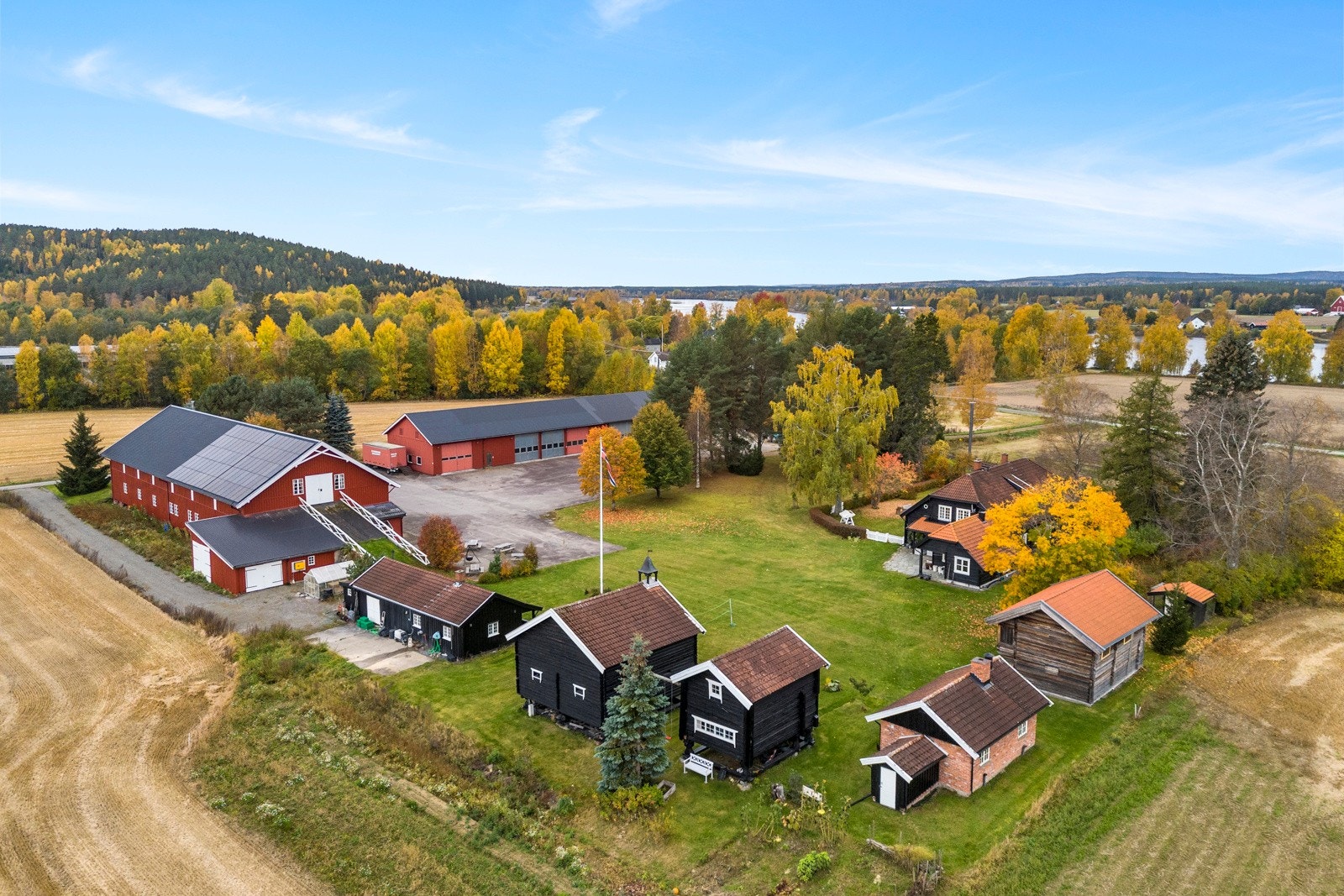 Flott tun med en omfattende bygningsmasse Galleribilde