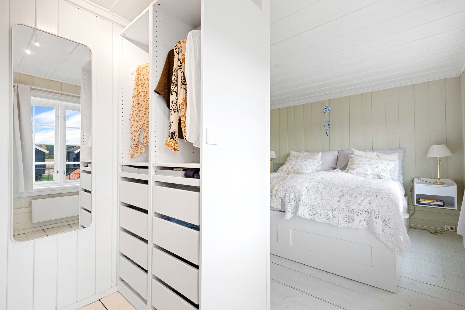 Ett av soverommene har egen walk-in Galleribilde