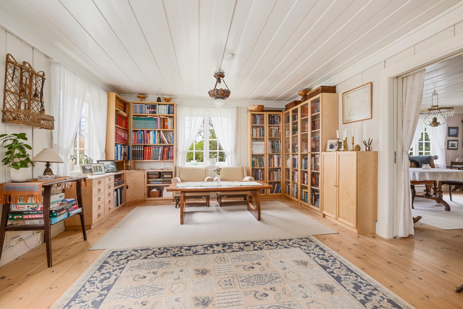 Hovedhuset har en normal god størrelse og standard med bl.a. flere stuer Galleribilde