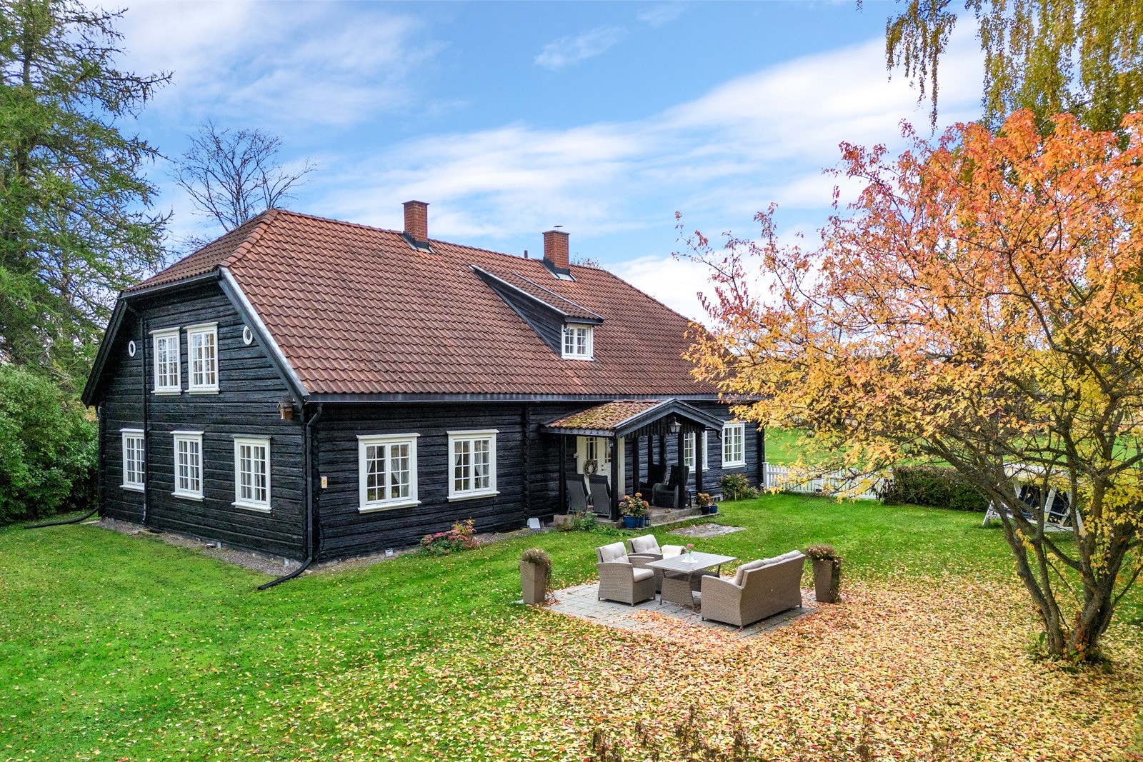 Våningshuset ligger flott til på tunet og ble oppført i ca. 1820 i to etasjer med kjeller, tilbygg i fra 2009 med gang, bad-/vaskerom med direkte utgang og wc Galleribilde