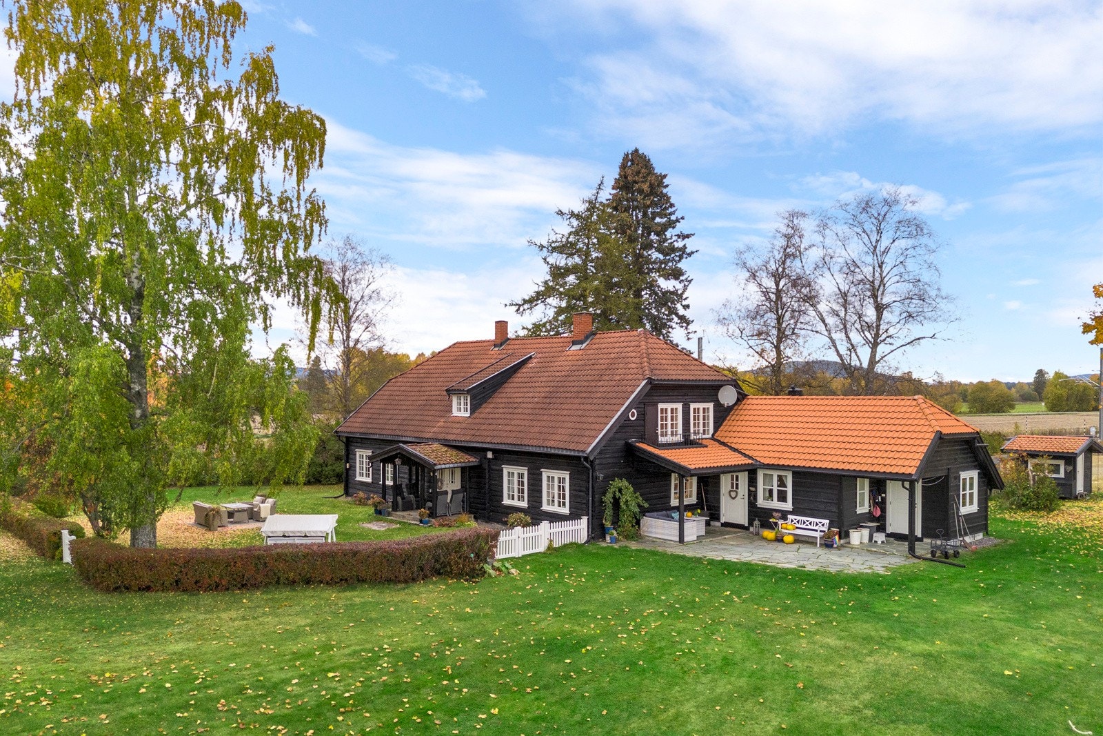 Søndre Disen har et stort og innholdsrikt våningshus Galleribilde