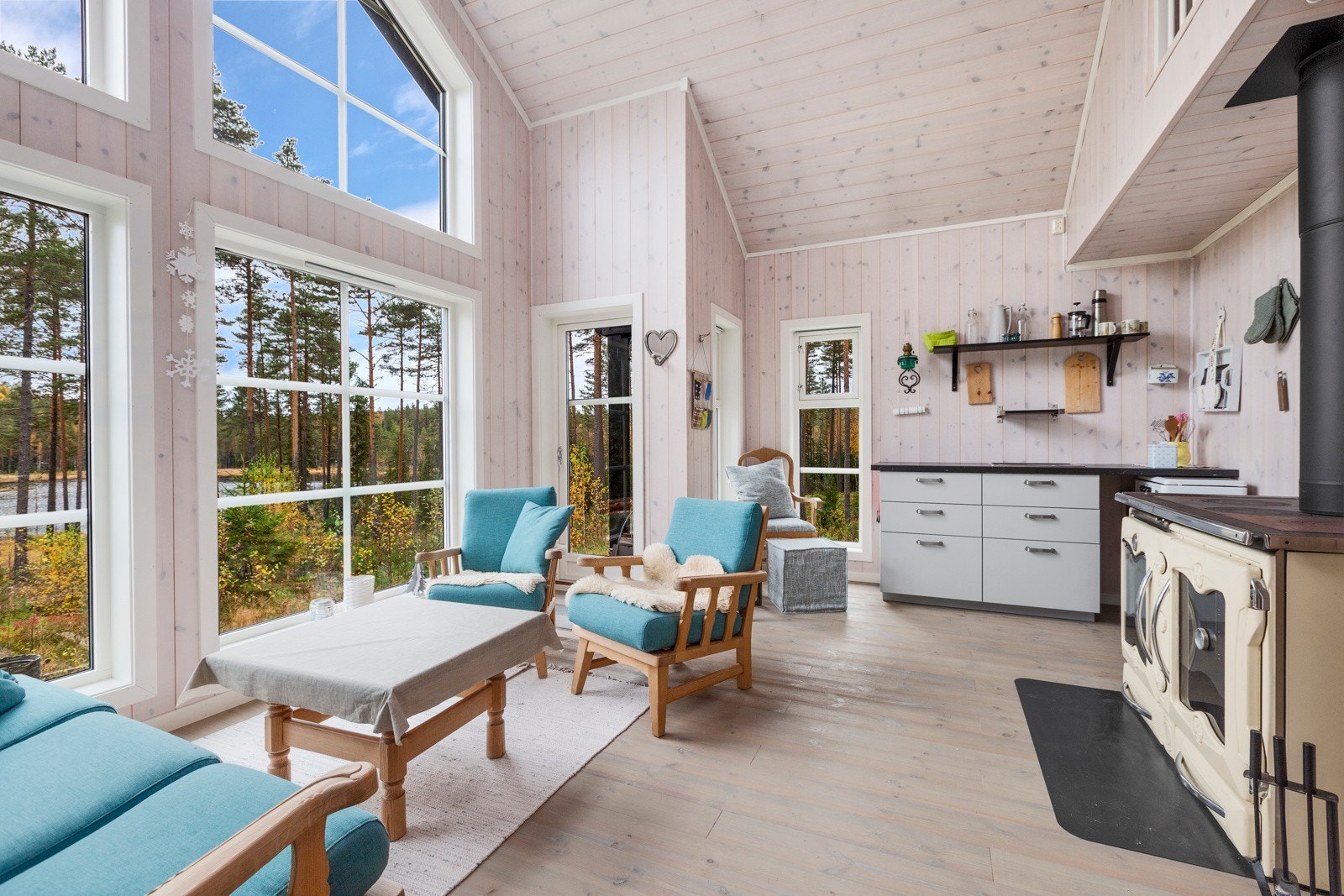 Stue og kjøkken i hytta Galleribilde