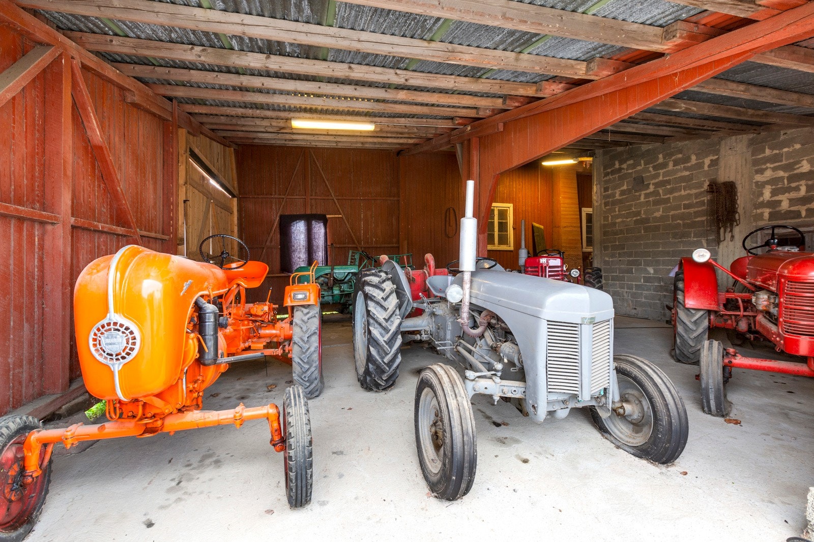 Traktormuseum i låven Galleribilde