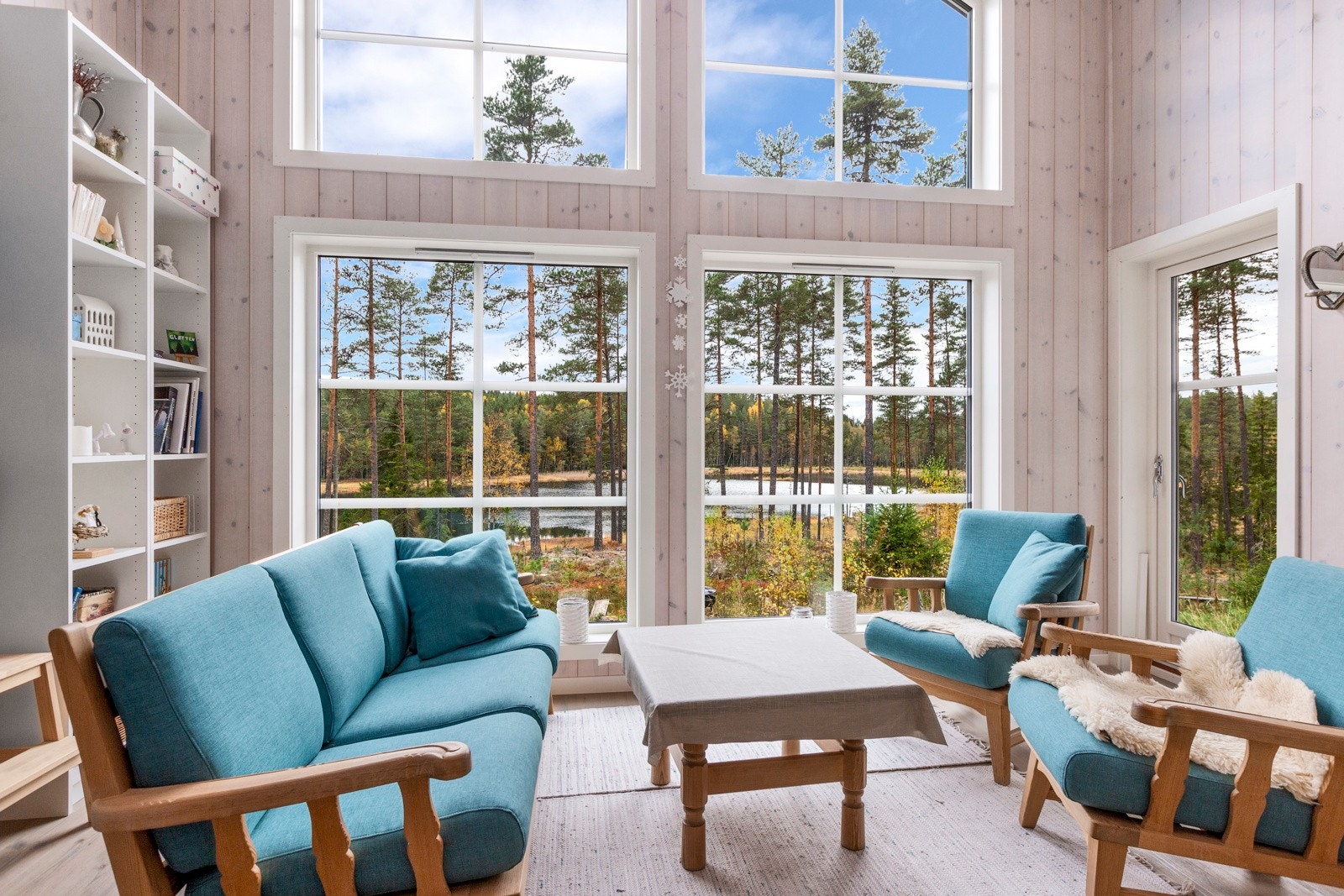 Stue med utsikt til tjernet Galleribilde