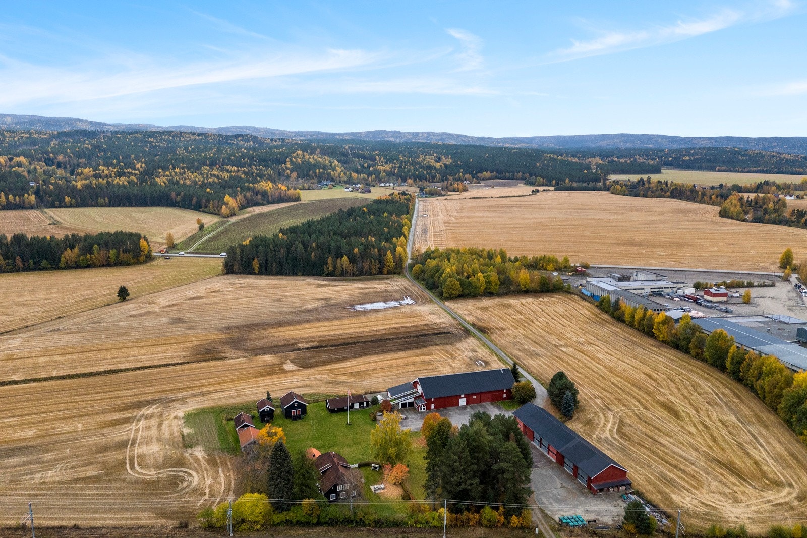 I fra tunet er det utsikt utover den dyrkede marka Galleribilde