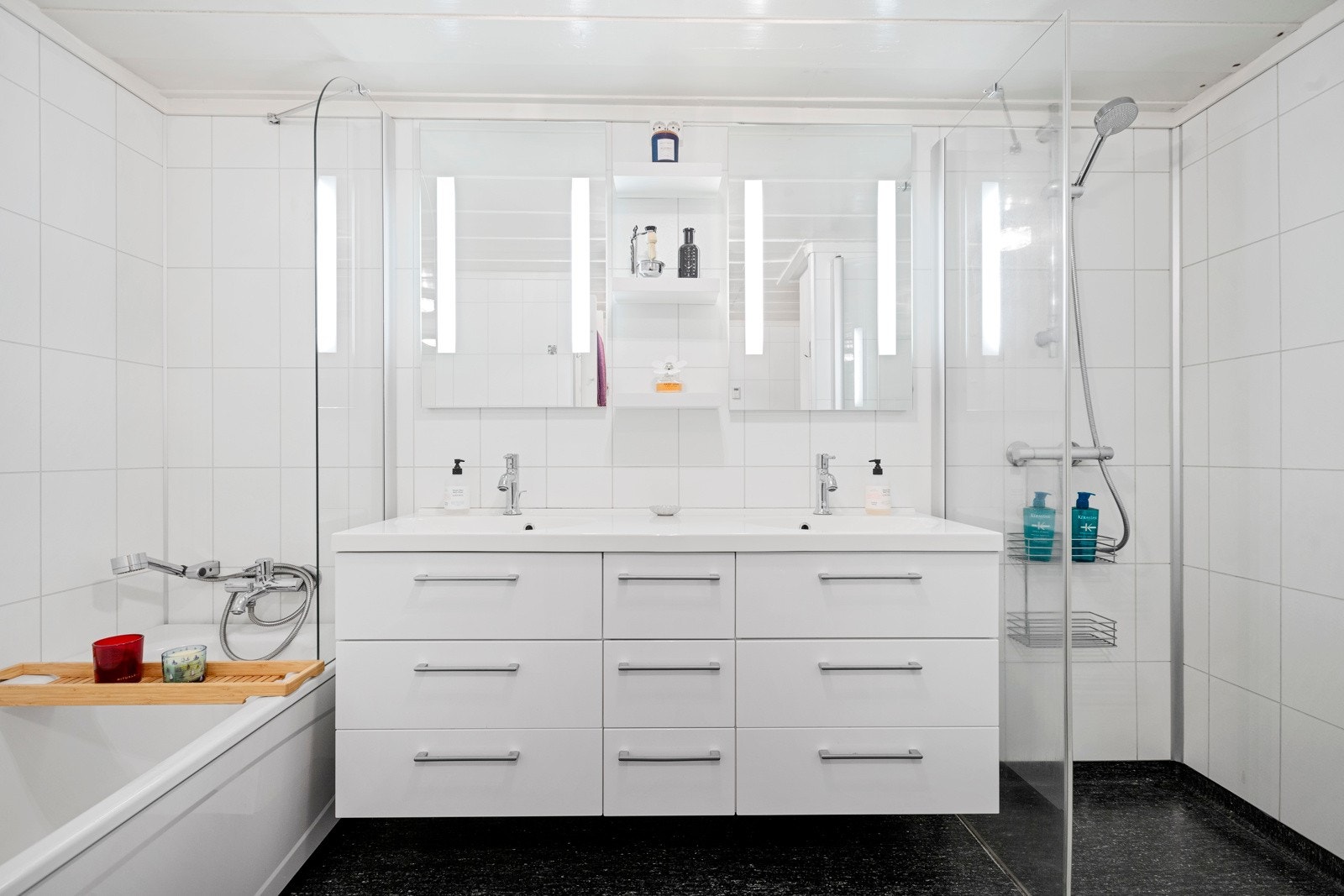 Det er bad i begge etasjer Galleribilde