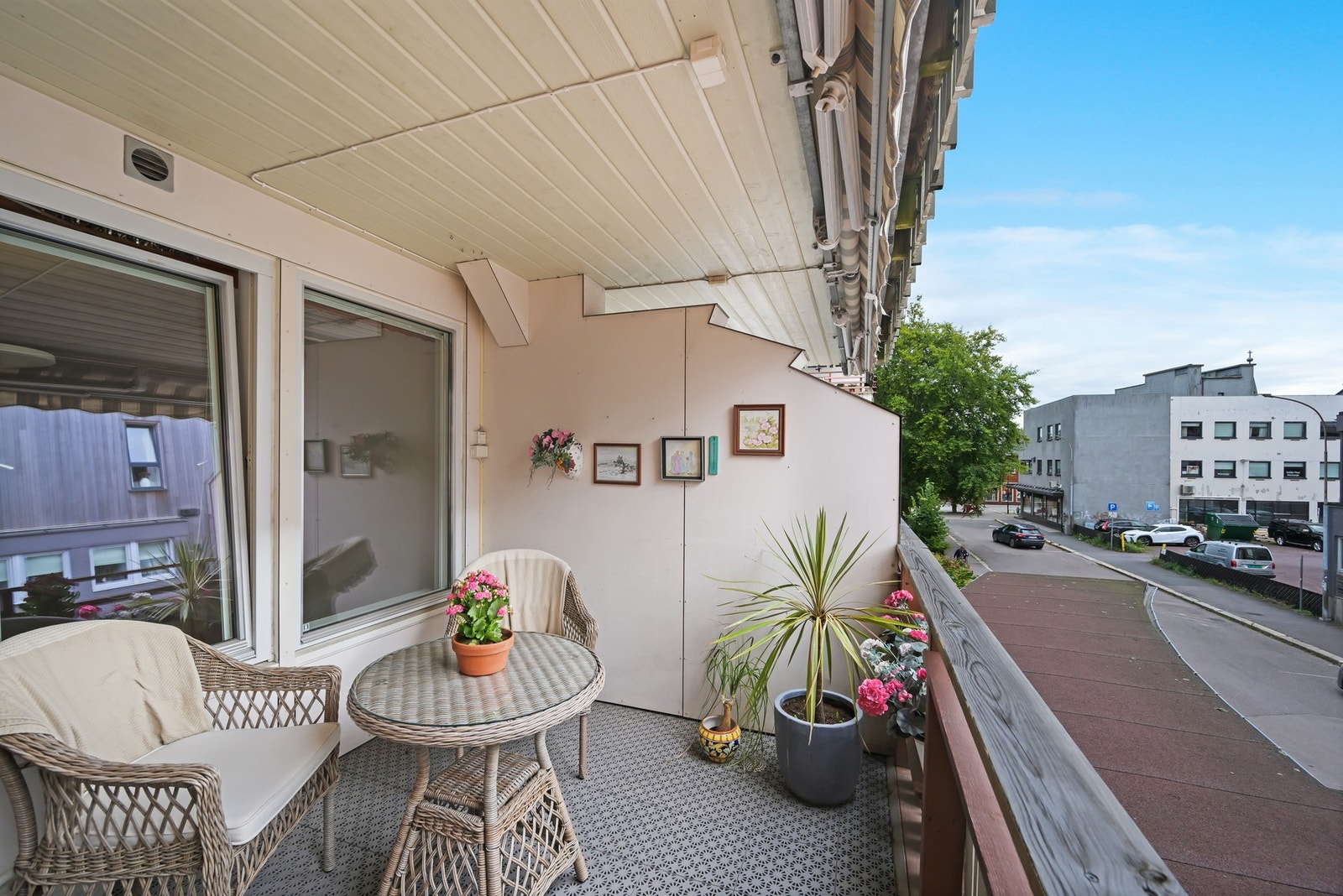 Leiligheten har en overbygget balkong med markise Galleribilde
