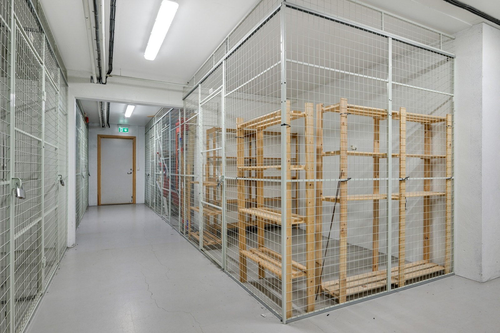 Kjellerbod med hyller - adkomst via både heis og trapper Galleribilde