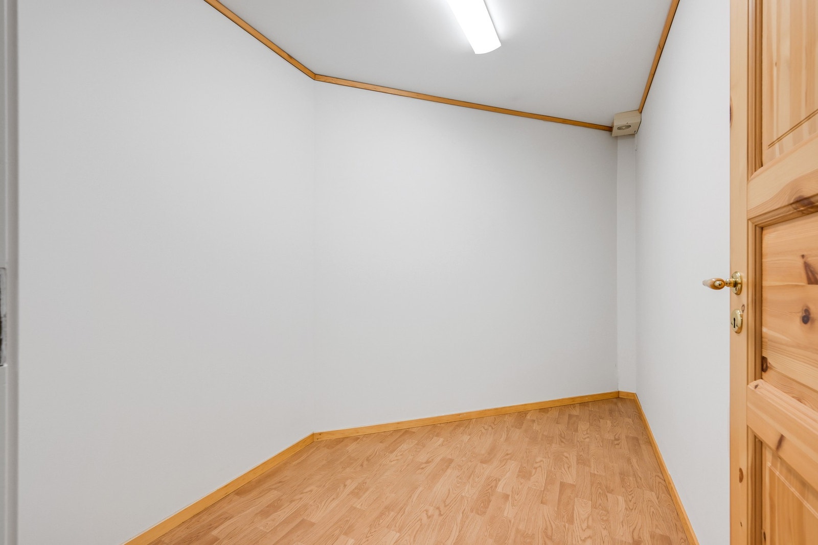 Boden er nå tom og har plass for både hyller, "kontorpult", fryseskap mm Galleribilde